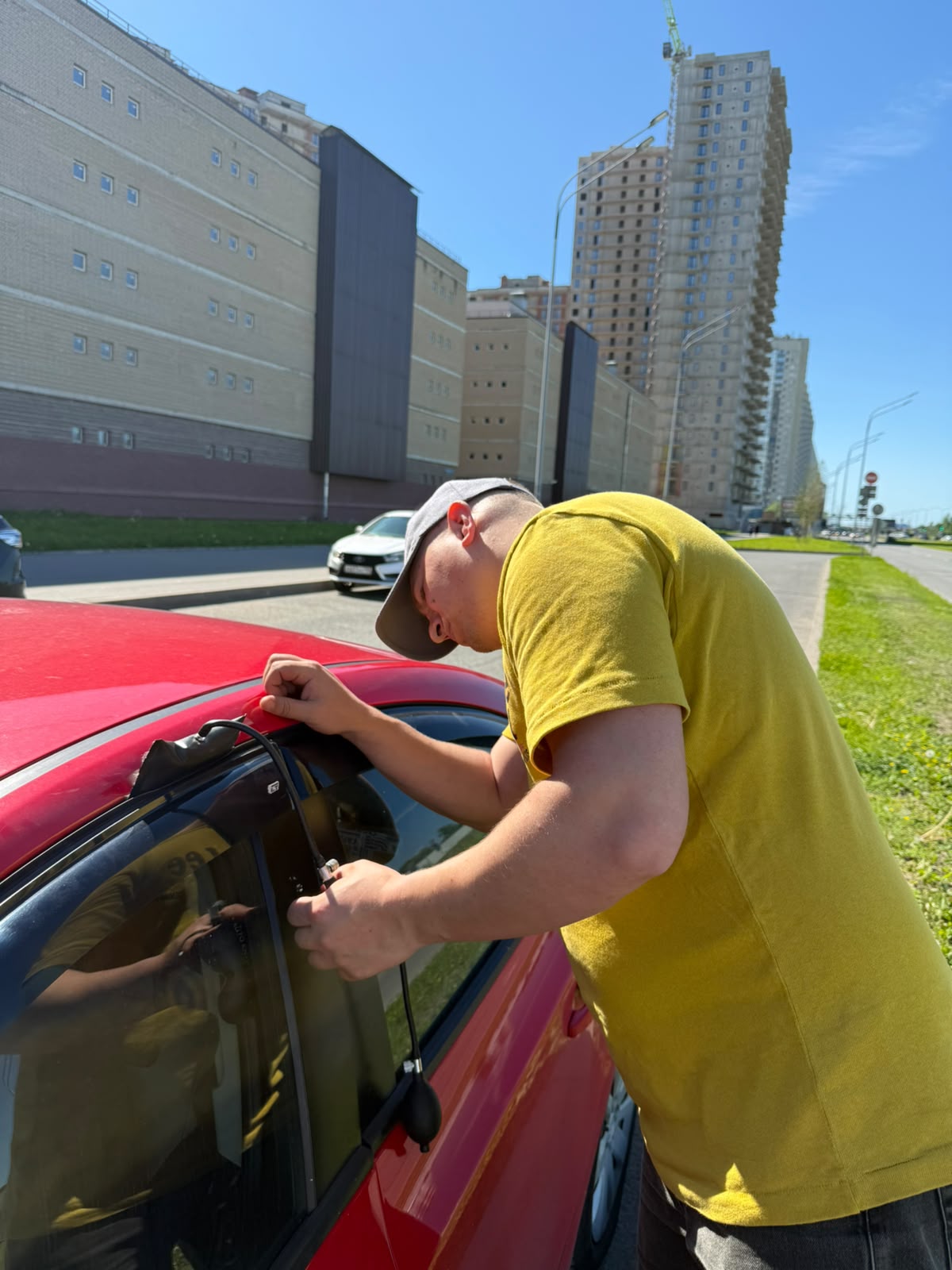 Аварийное вскрытие автомобиля мастером в Пушкине
